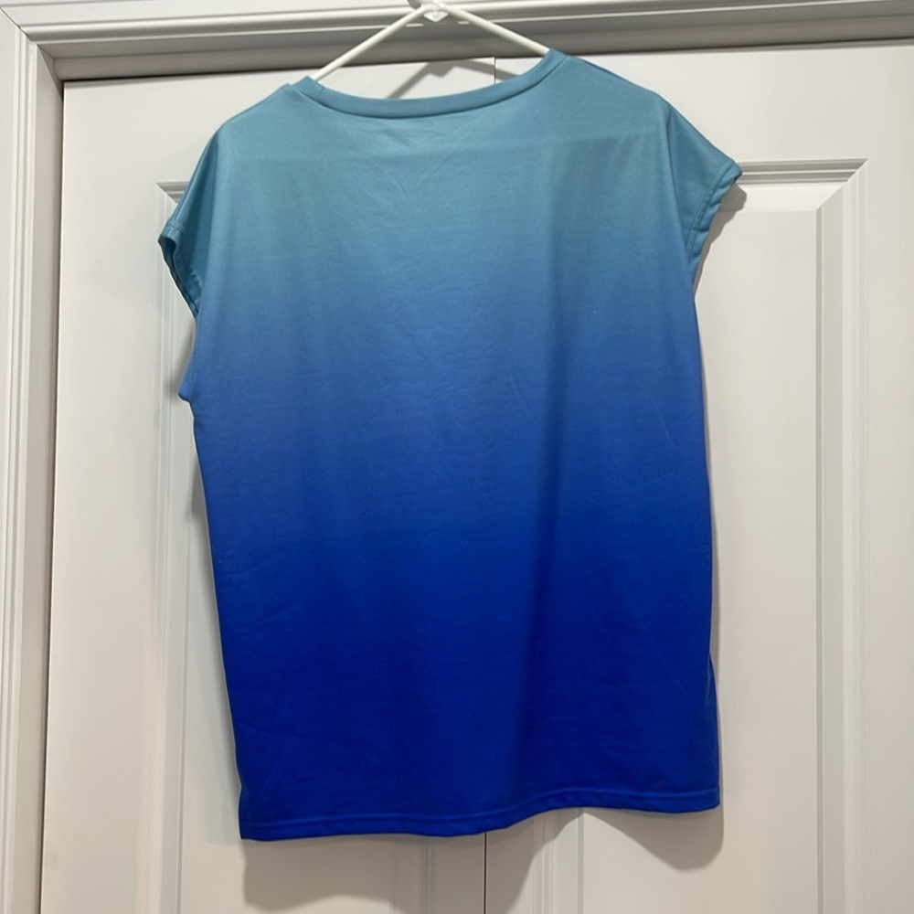 Women’s short sleeve top with front pocket - Picture 2 of 2